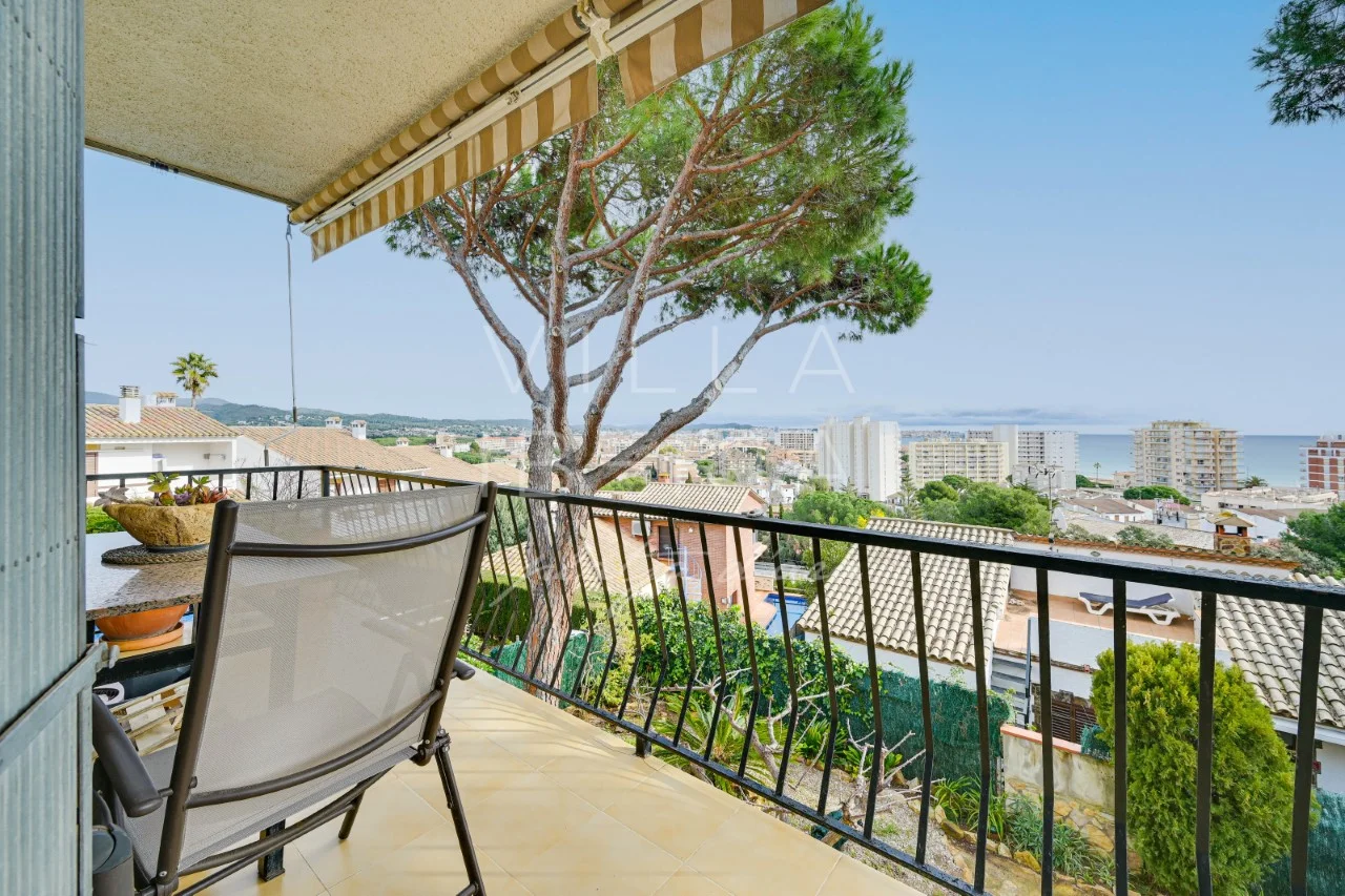 Sea-view six-bedroom house near beach