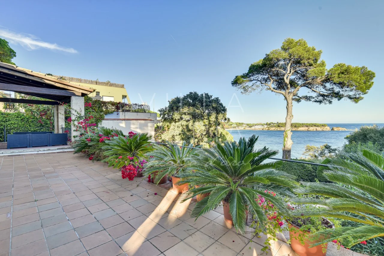 Villa reformada en Cala Maset, seis dormitorios