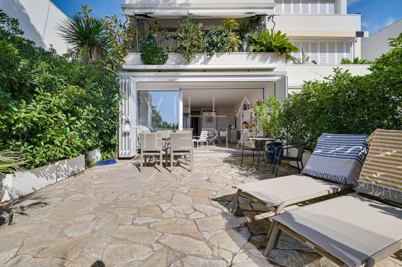Coastal apartment with private garden