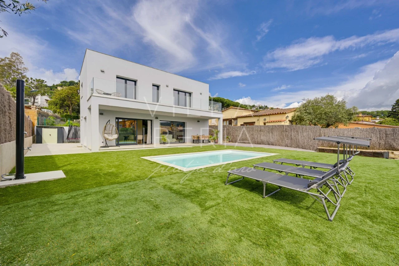 Contemporary Calonge house with pool