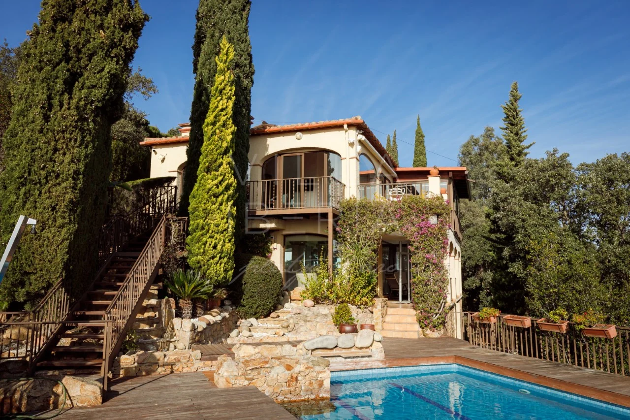 Sea-view villa with 5 bedrooms