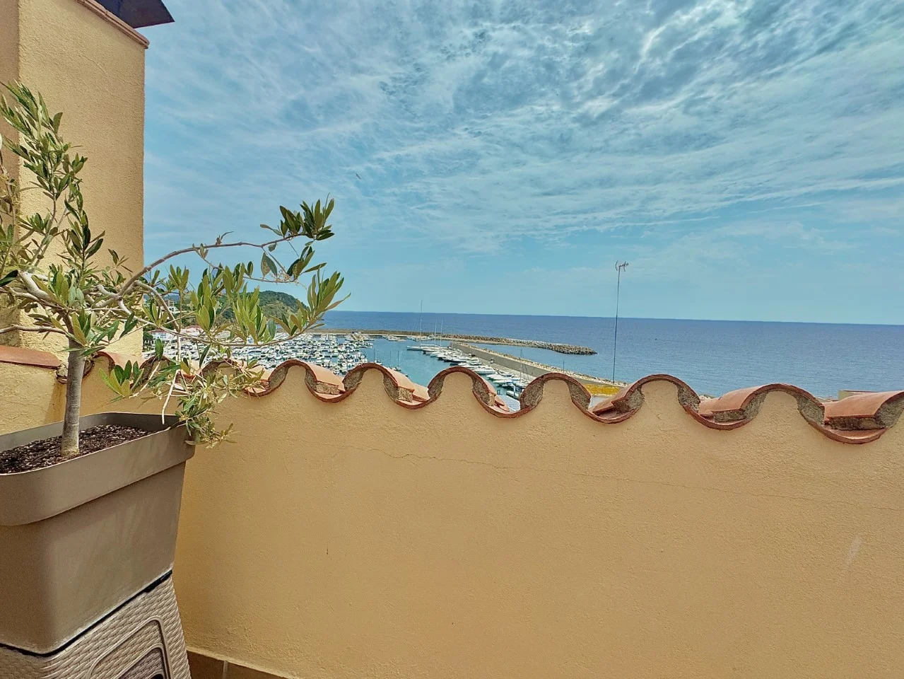 Sea-view Palamós penthouse, three bedrooms