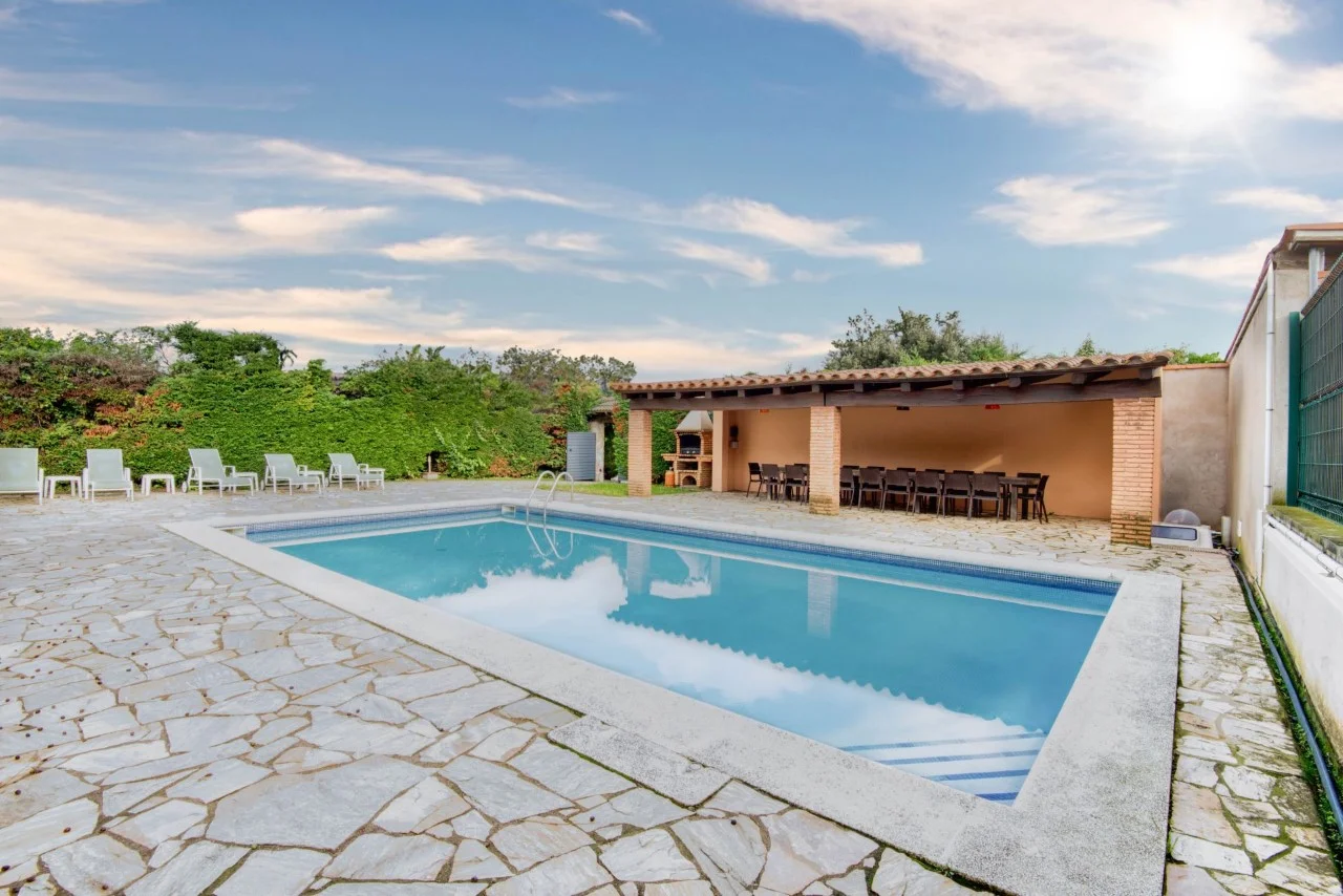 Villa with five licensed holiday apartments