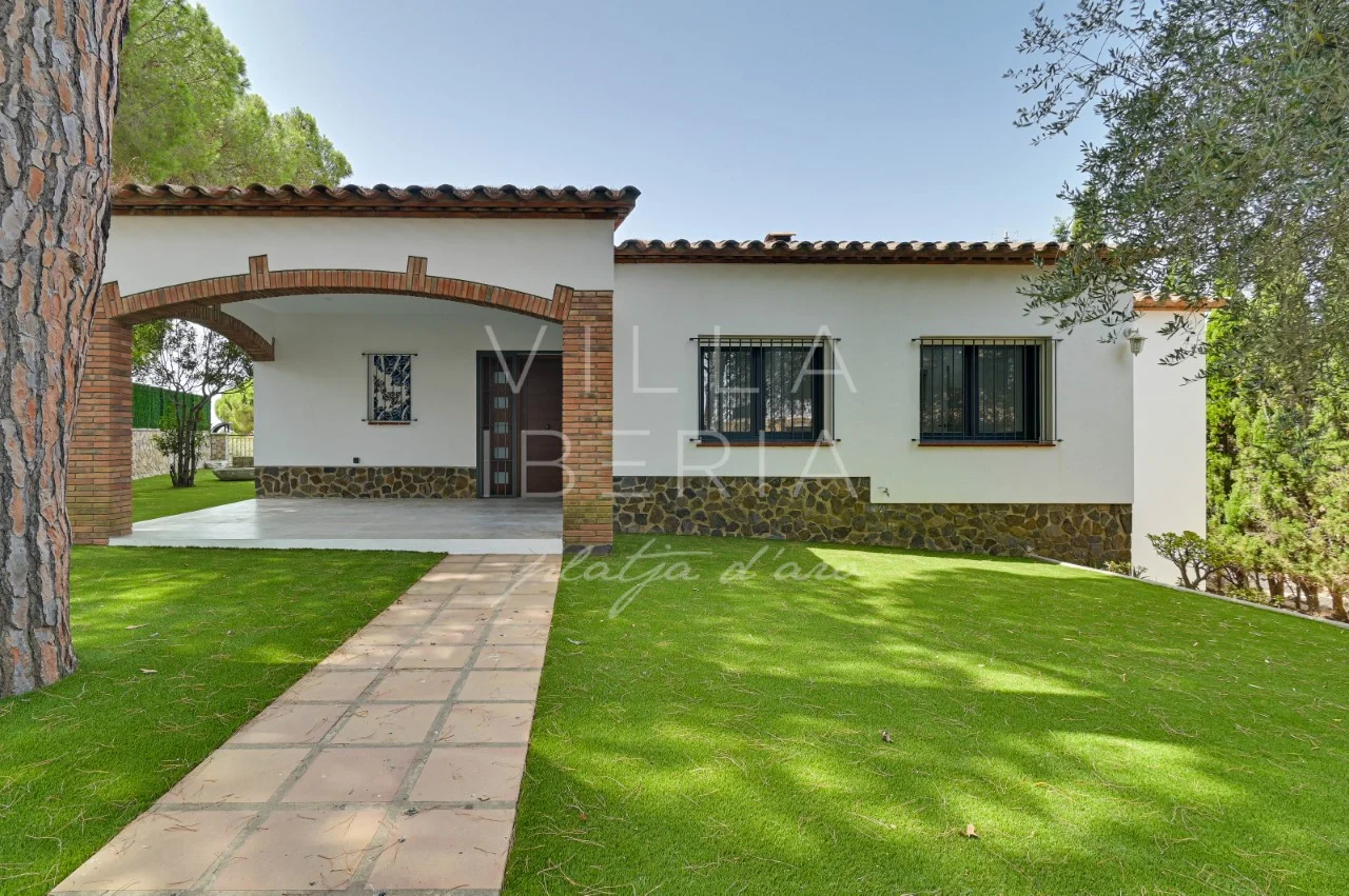 Villa reformada con vistas al mar