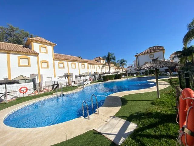 Adosado en zona de golf con piscina