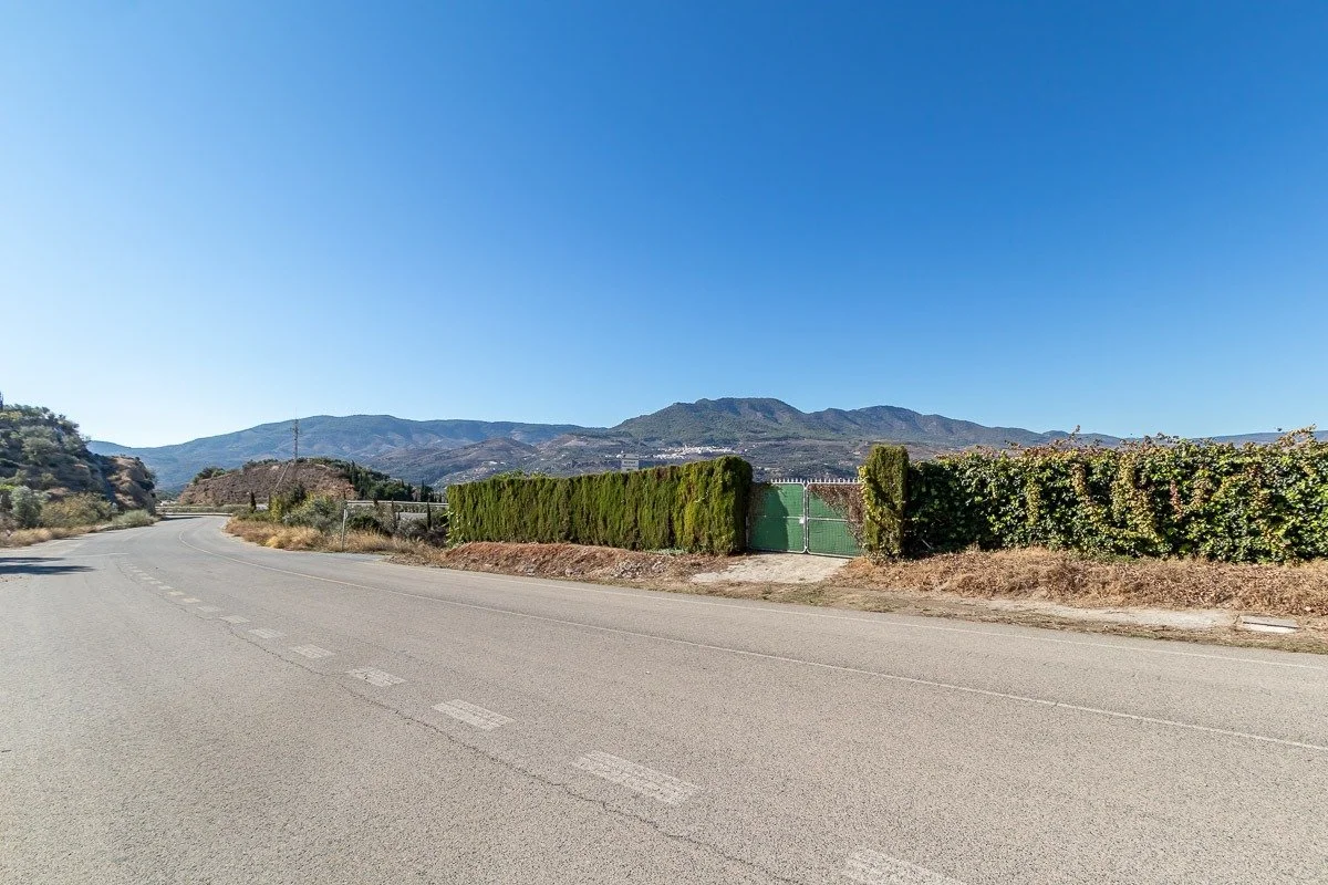 Finca rústica vallada cerca de Béznar