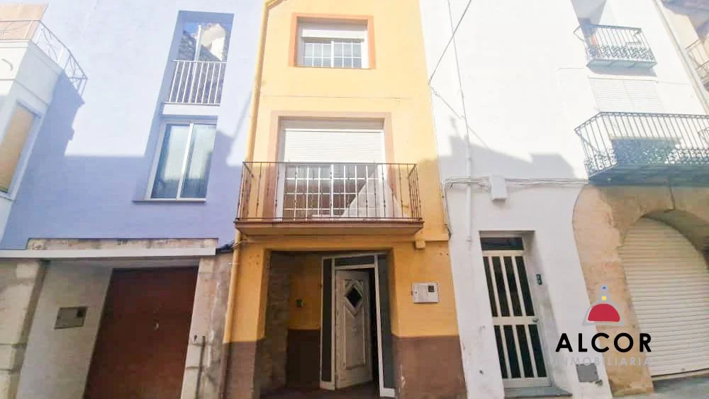 Four-storey village house in La Jana