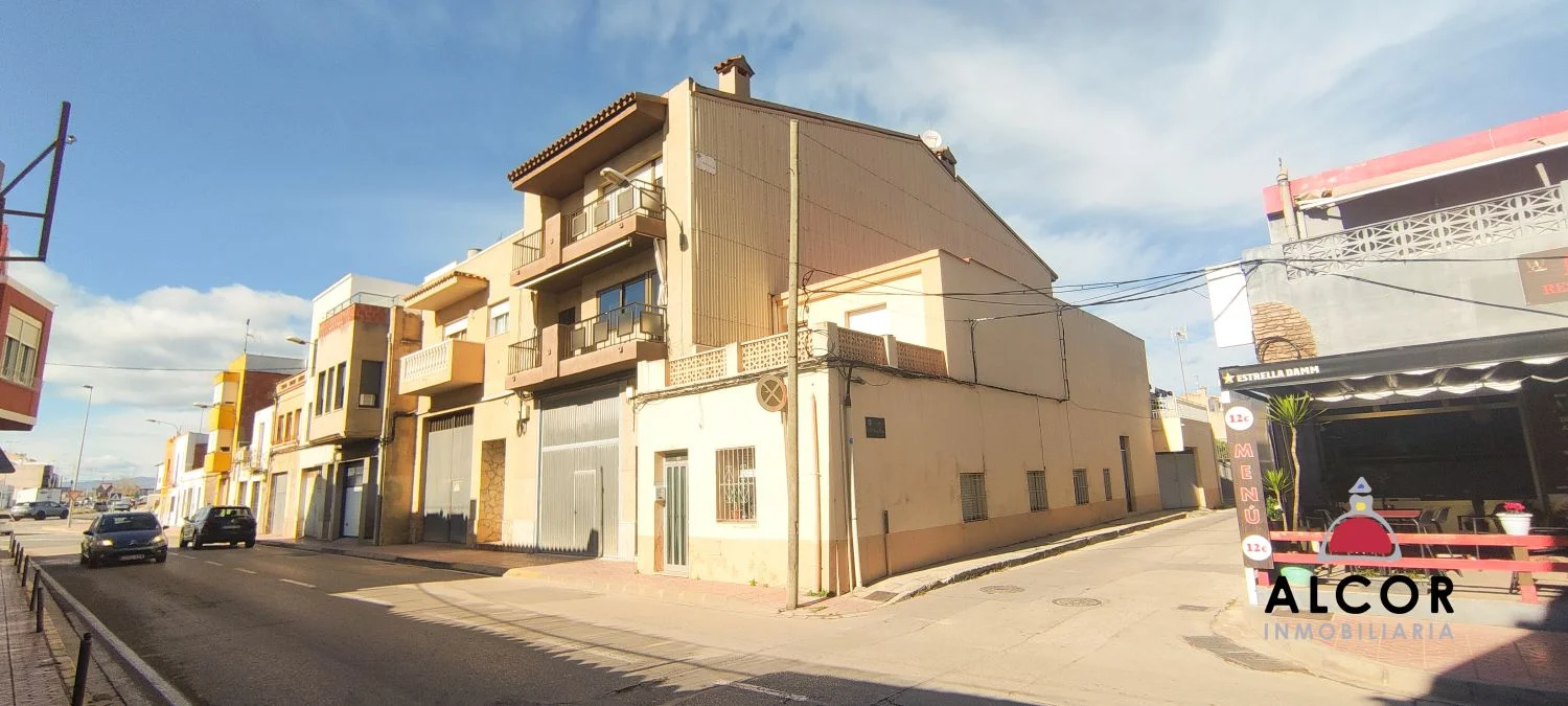 Gran casa en Vinaròs con potencial edificable