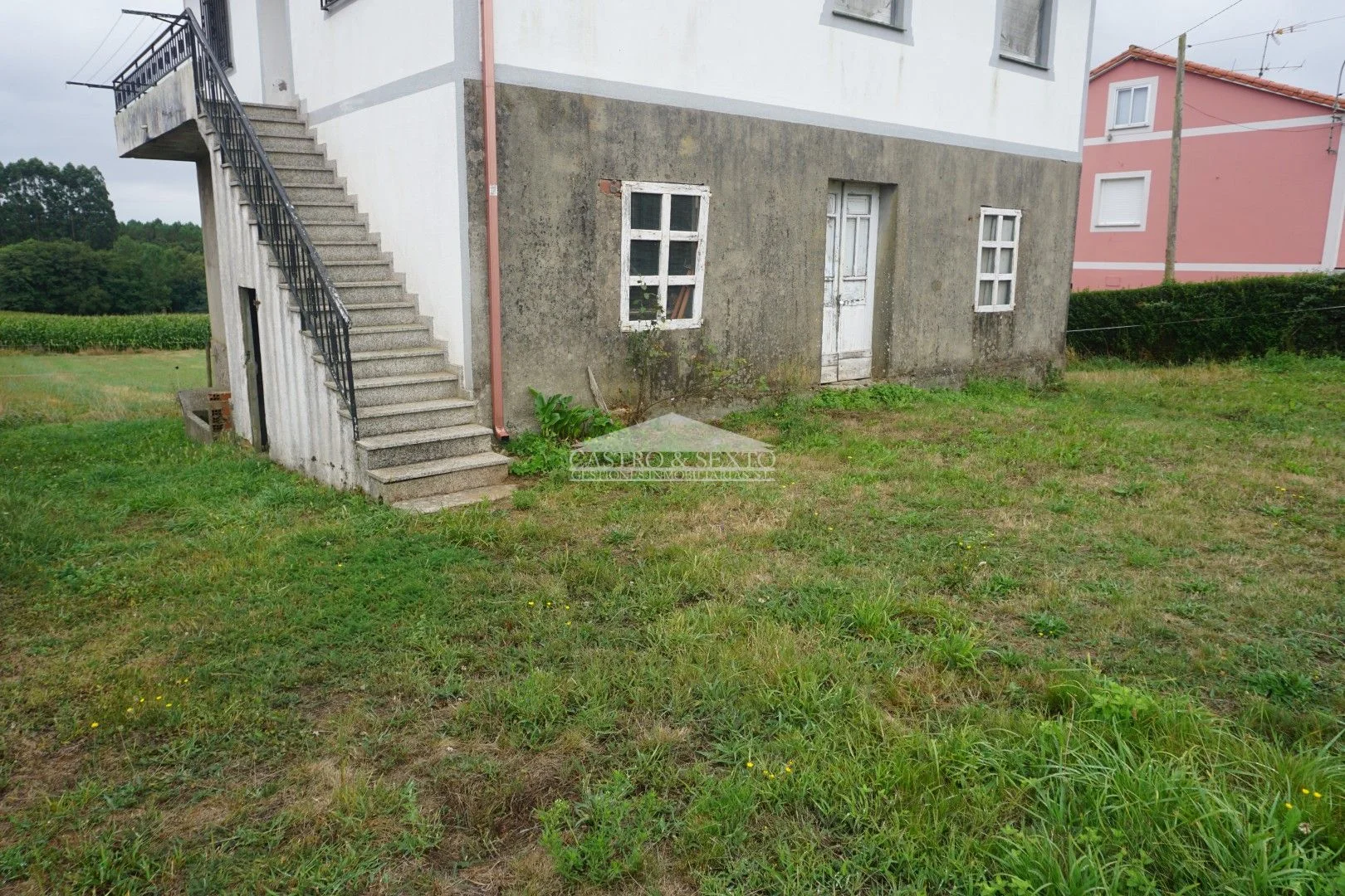 Ground-floor house with large plot