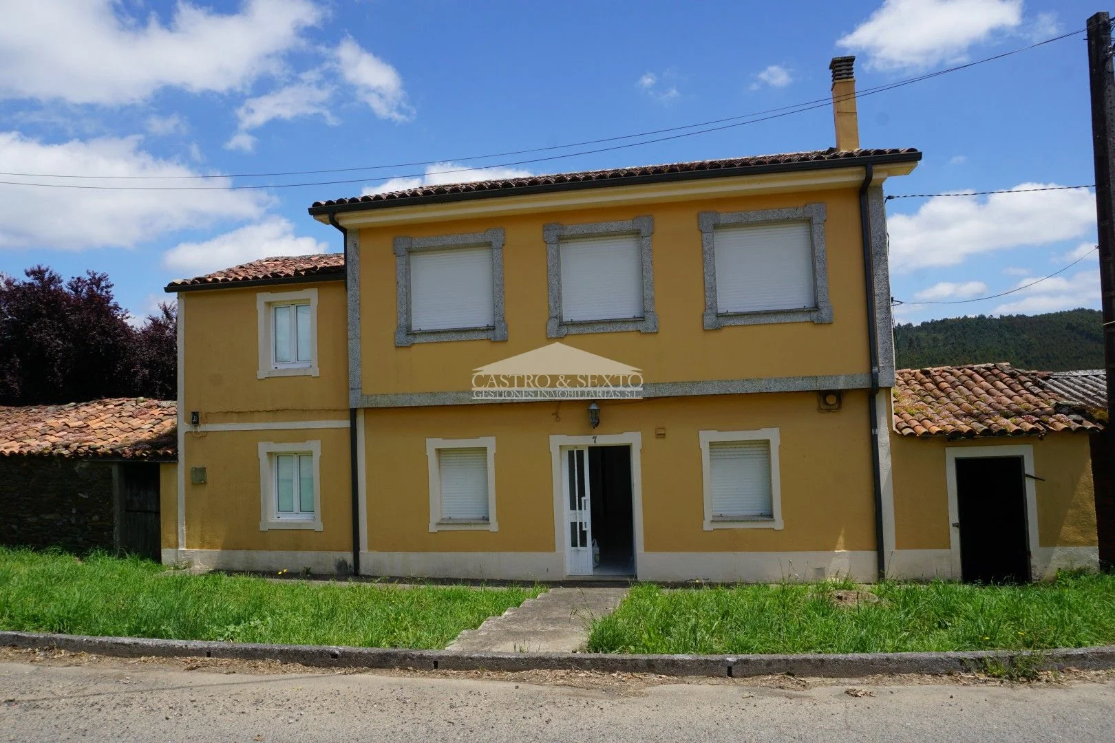 Six-bedroom house with extensive land