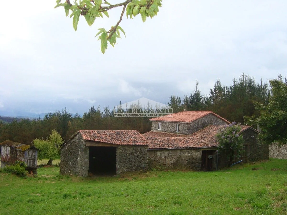 Casa para restaurar en Melide con finca