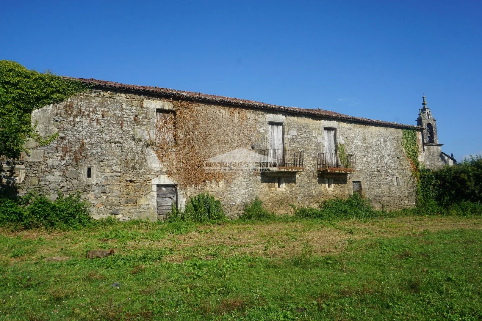 Manor house wing with large grounds