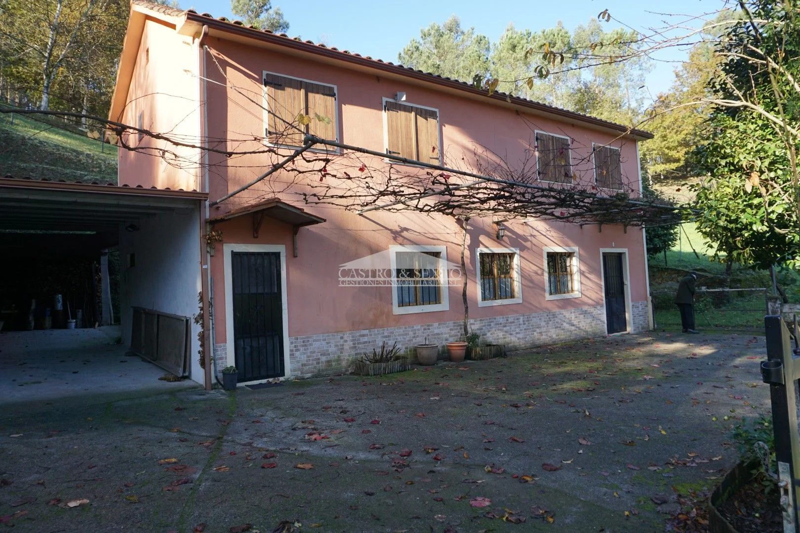 Detached house with large 3,700 m² plot