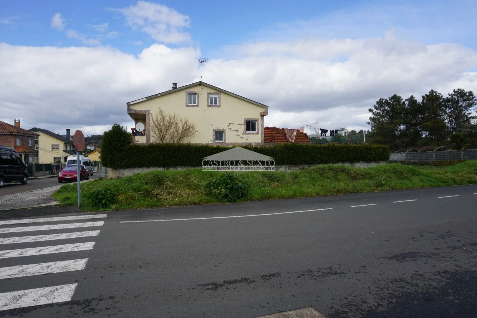 Sunny corner plot in Melide