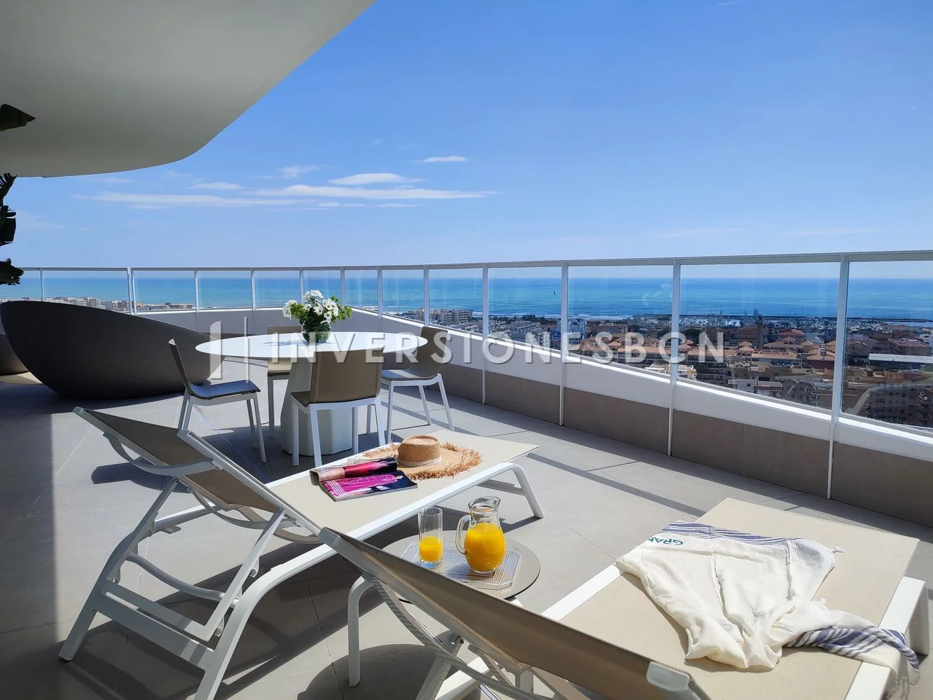 Piso nuevo costero con vistas al mar