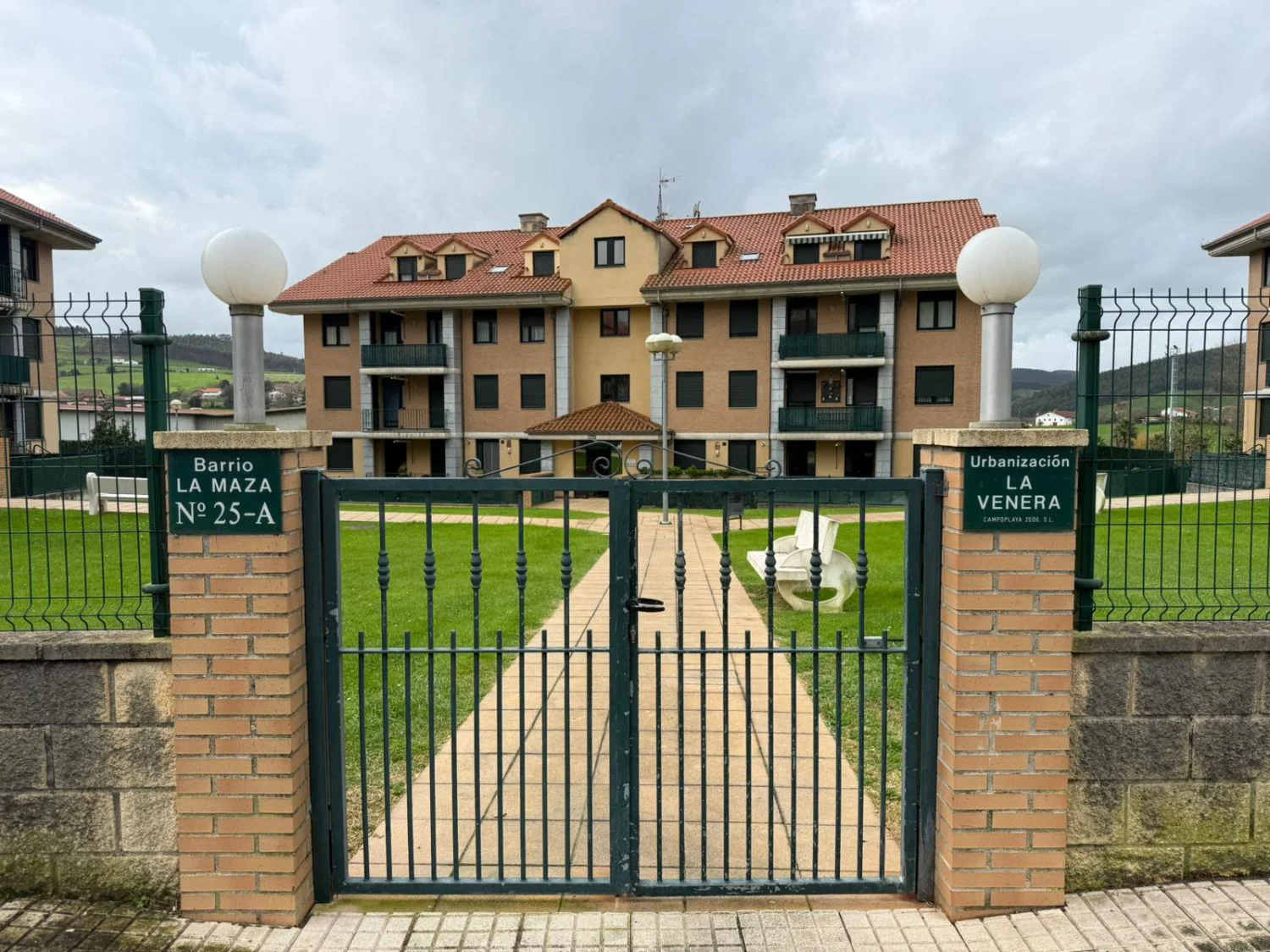 Private gated garage in Meruelo