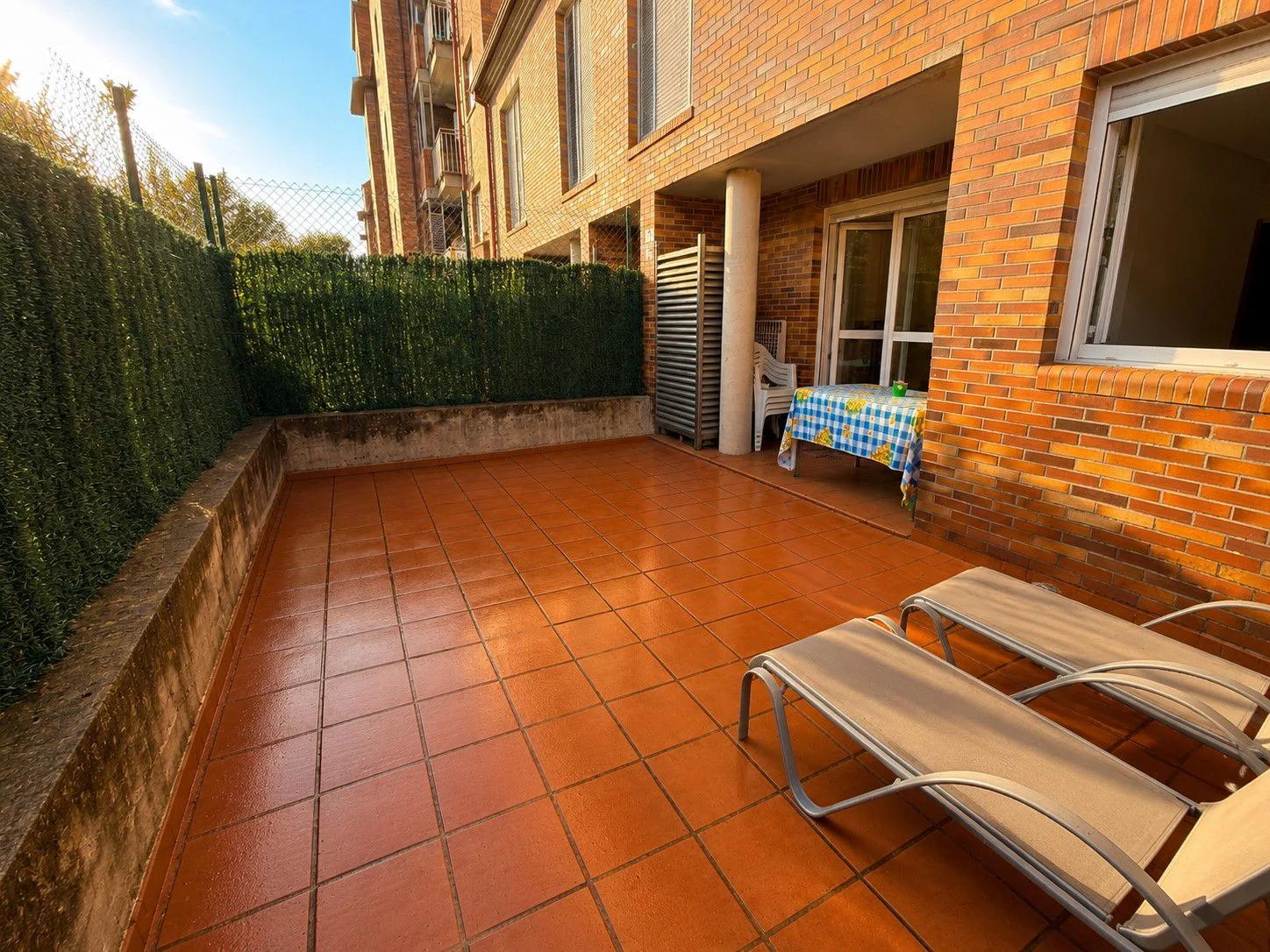 Bajo de un dormitorio con terraza en Beranga