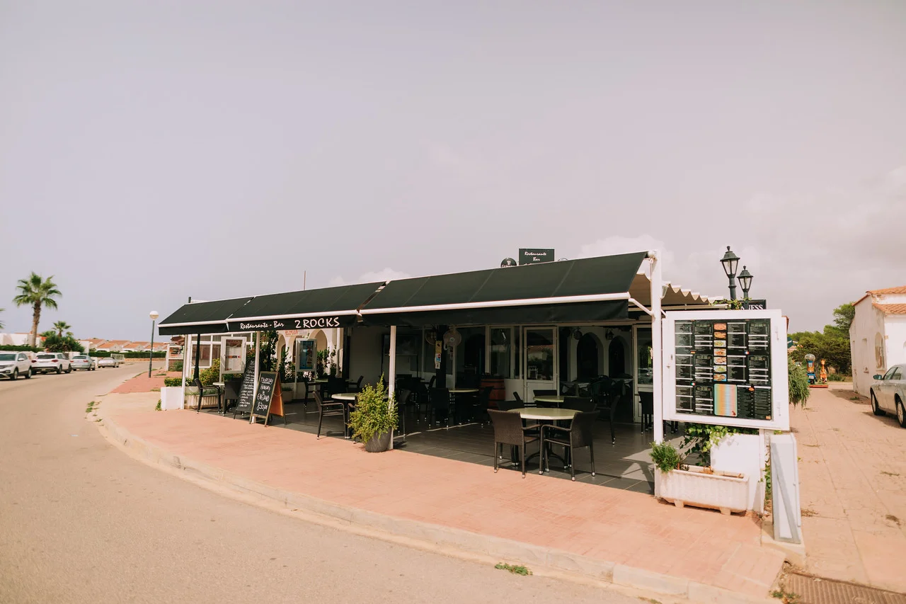 Coastal commercial premises with expansion rights