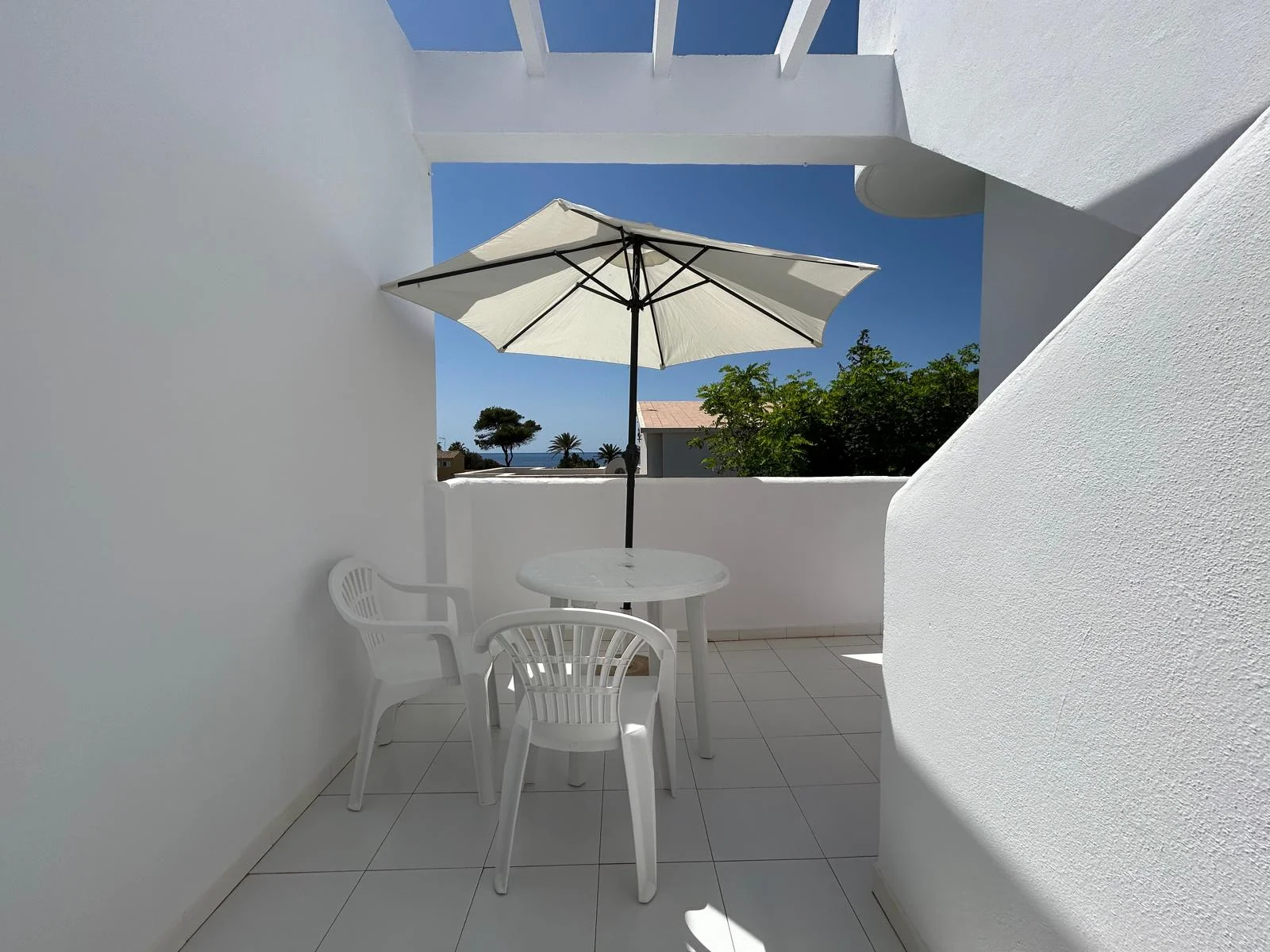 Sea-view apartment with private solarium