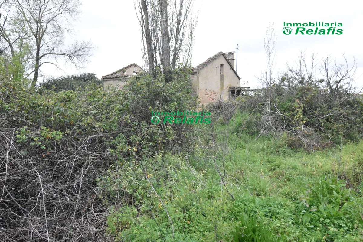 Irrigated rural plot with rebuildable structure