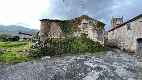 Stone rural house with 1,500 m² plot