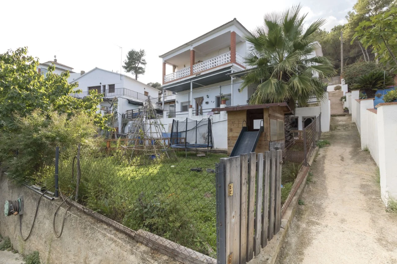 Two-unit 303 m² chalet near Font-rubí