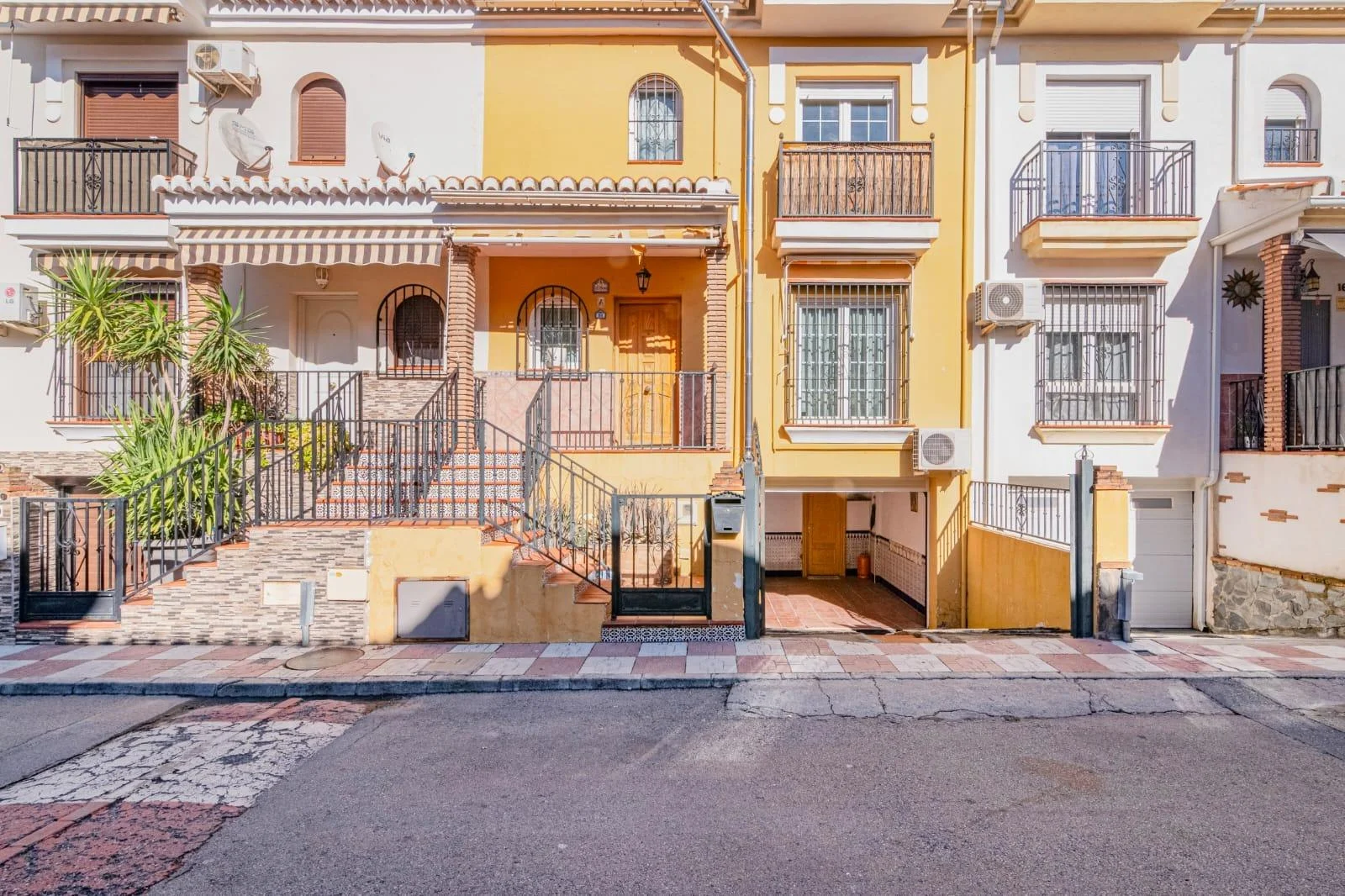 Semireformed townhouse with private pool