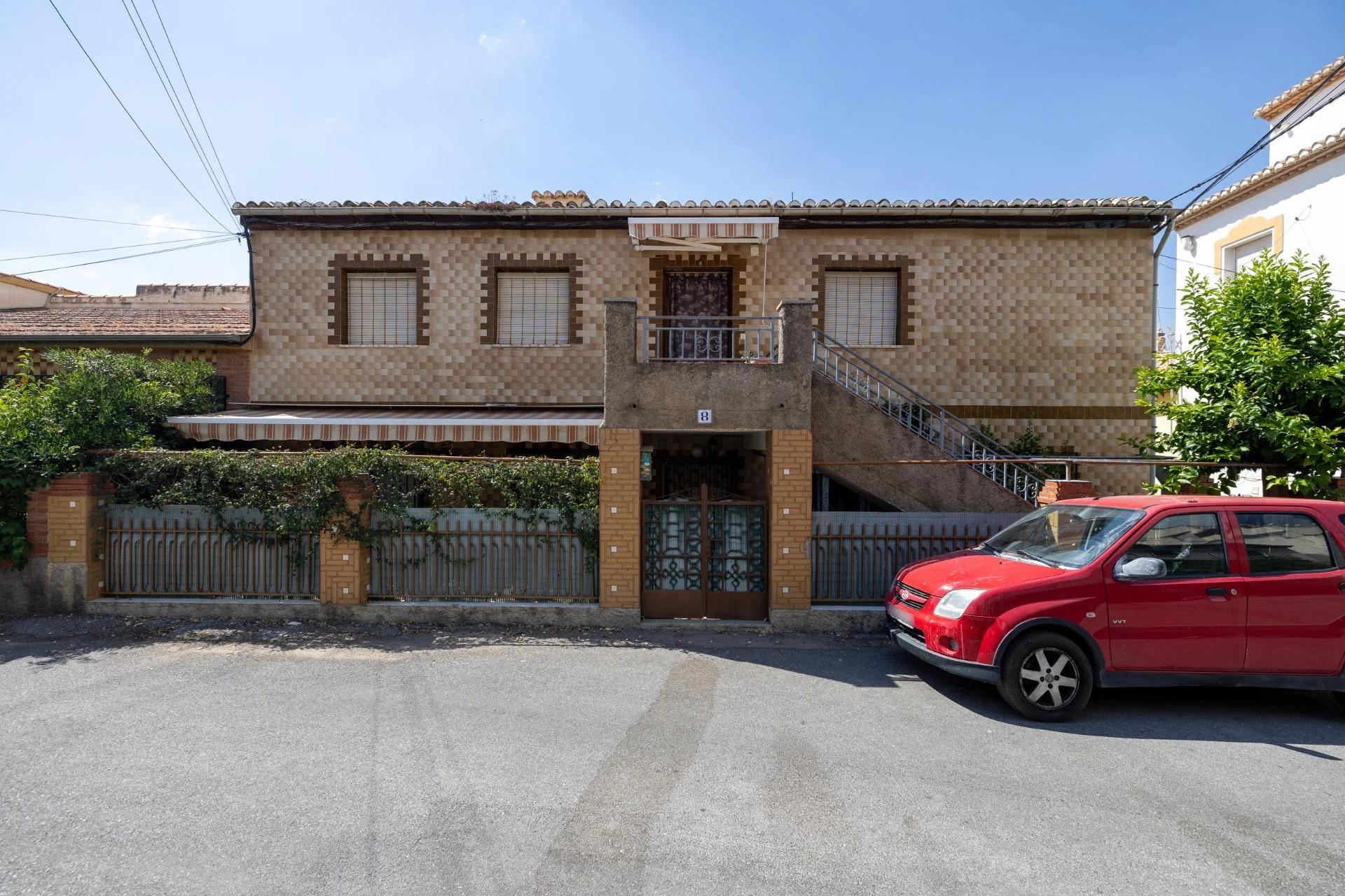 Casa con tres viviendas en parcela urbana