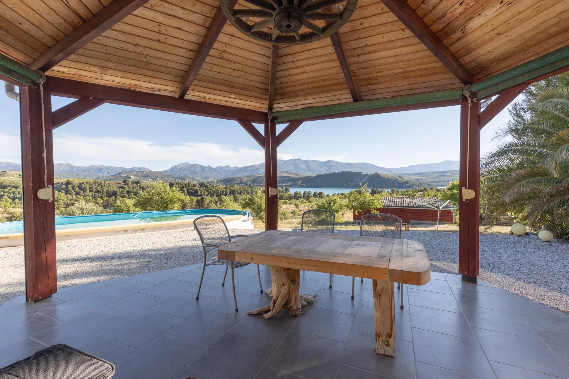 Lake-view rural finca, 5 bedrooms