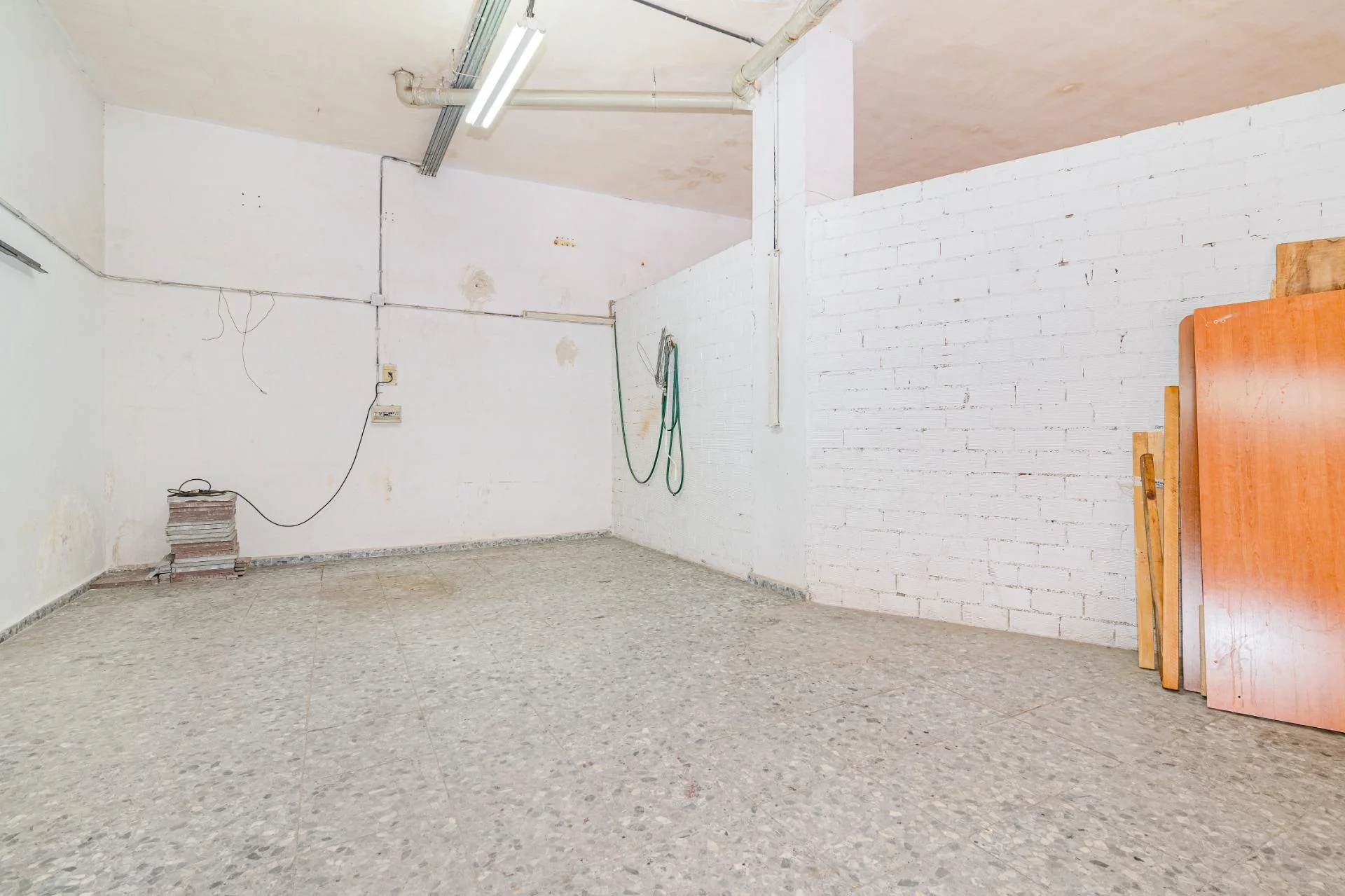 Street-front commercial unit, 109 m²
