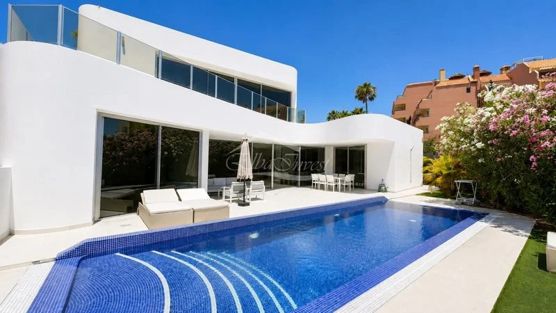 Villa con piscina privada en La Caleta