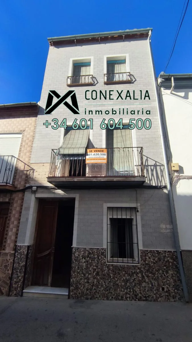 Casa de tres plantas con azotea