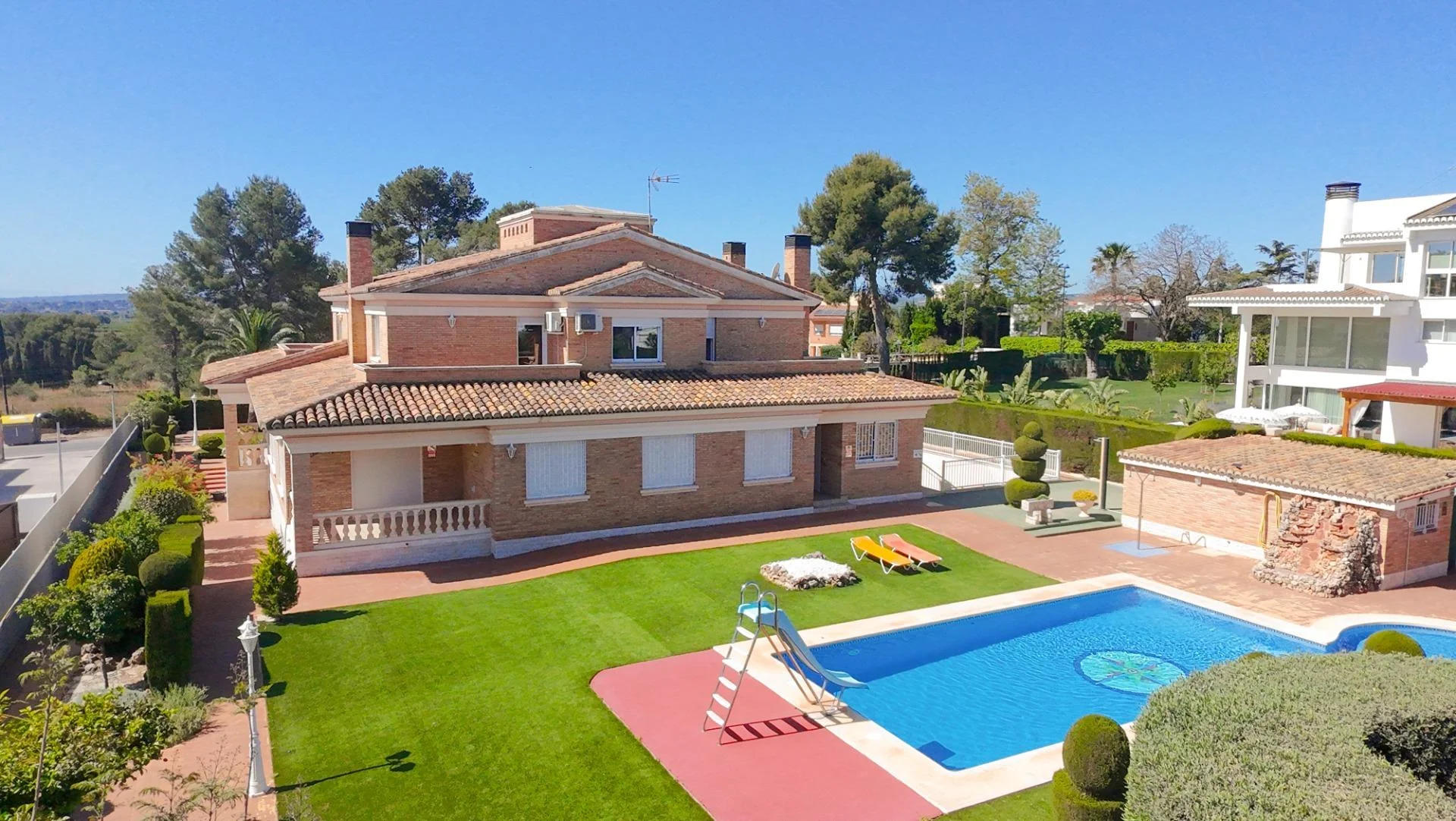 Chalet amplio en Torrent con nueve dormitorios
