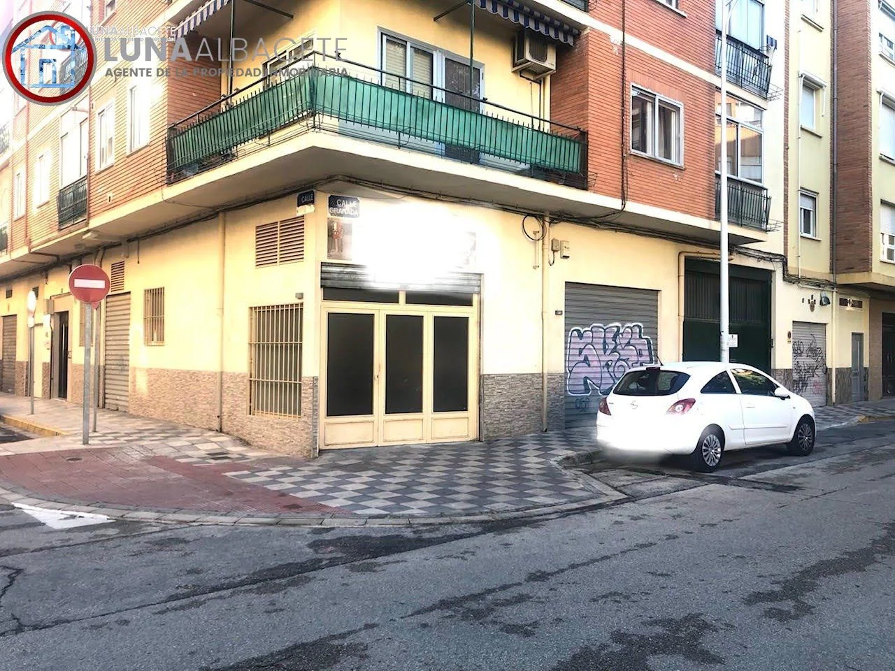 El Pilar corner premises with mezzanine