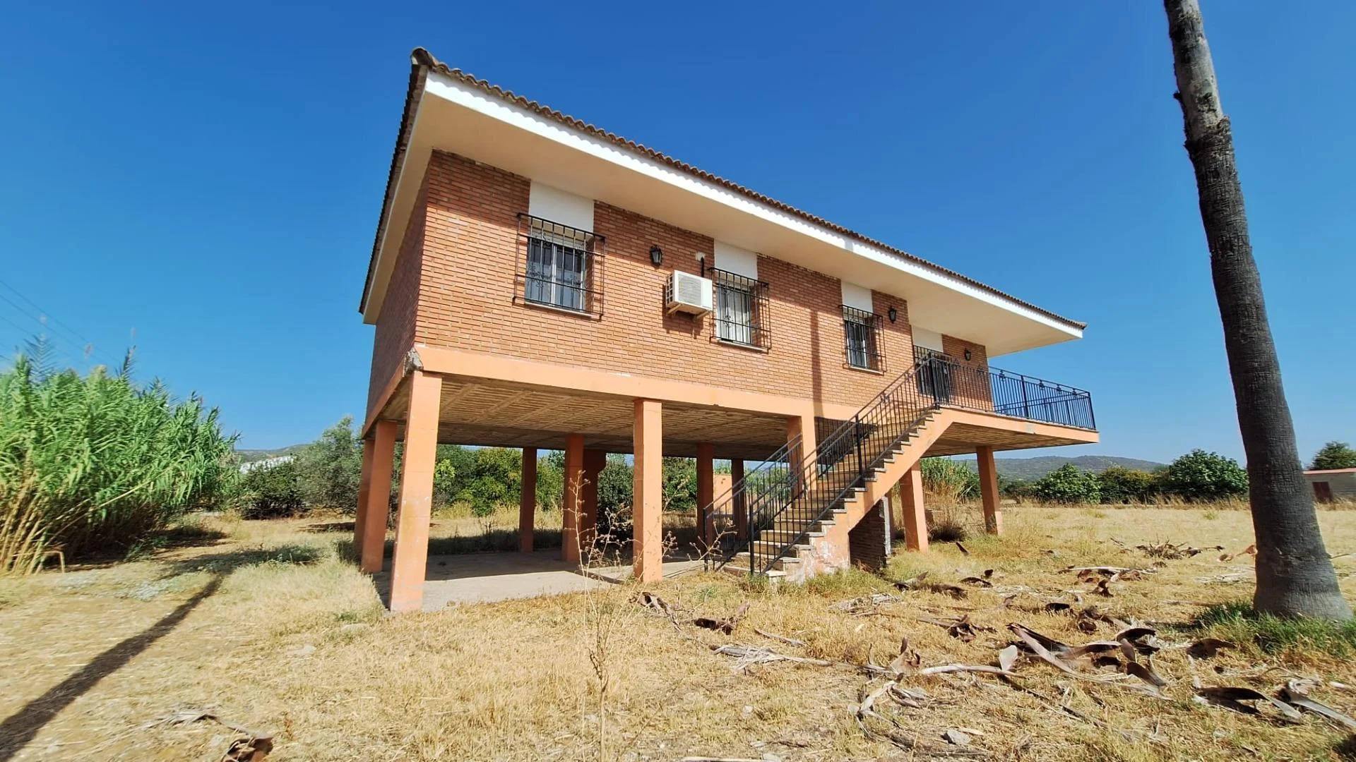 Corner house with pool and large plot