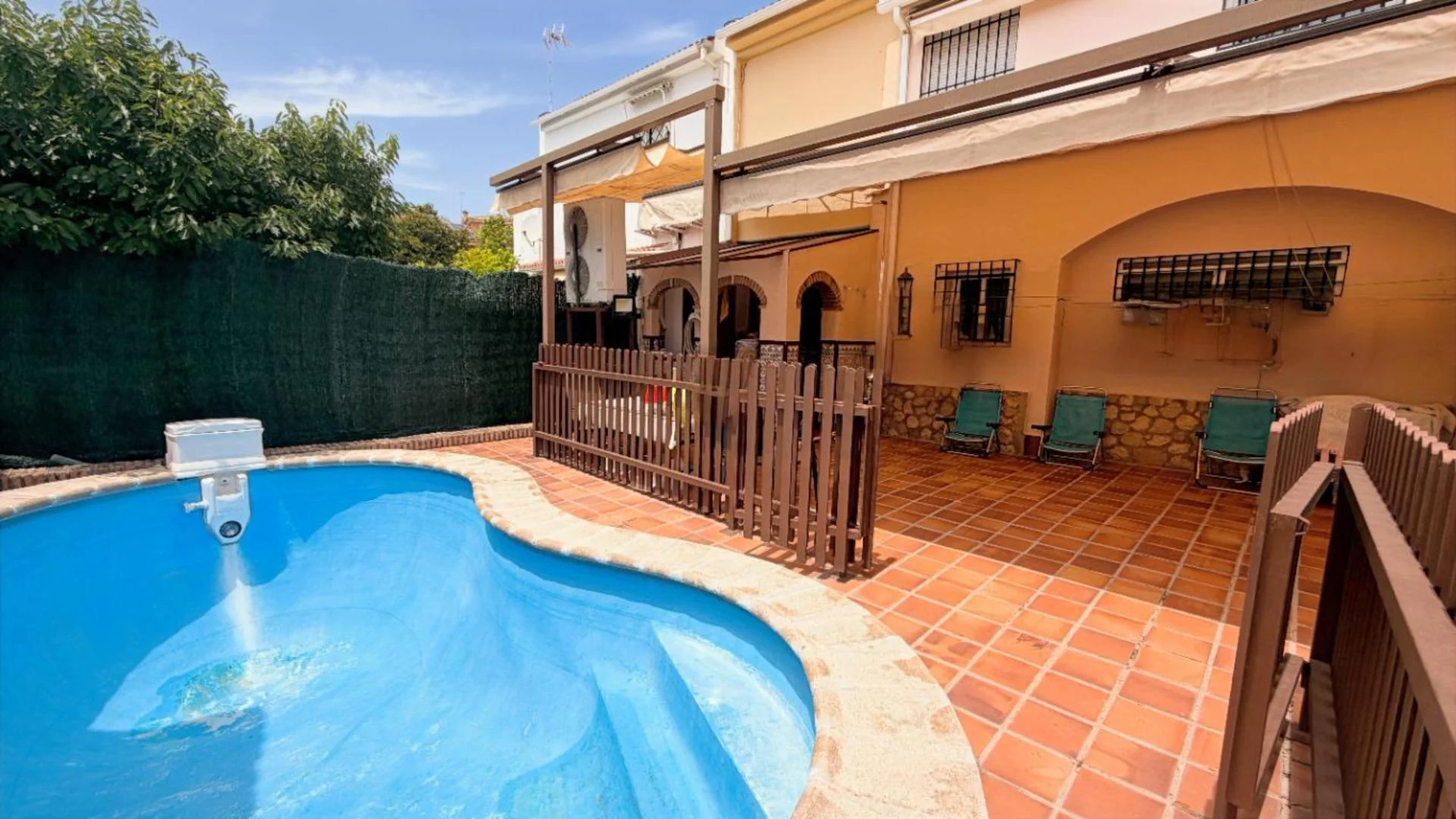 Chalet de dos plantas en Asomadilla con piscina
