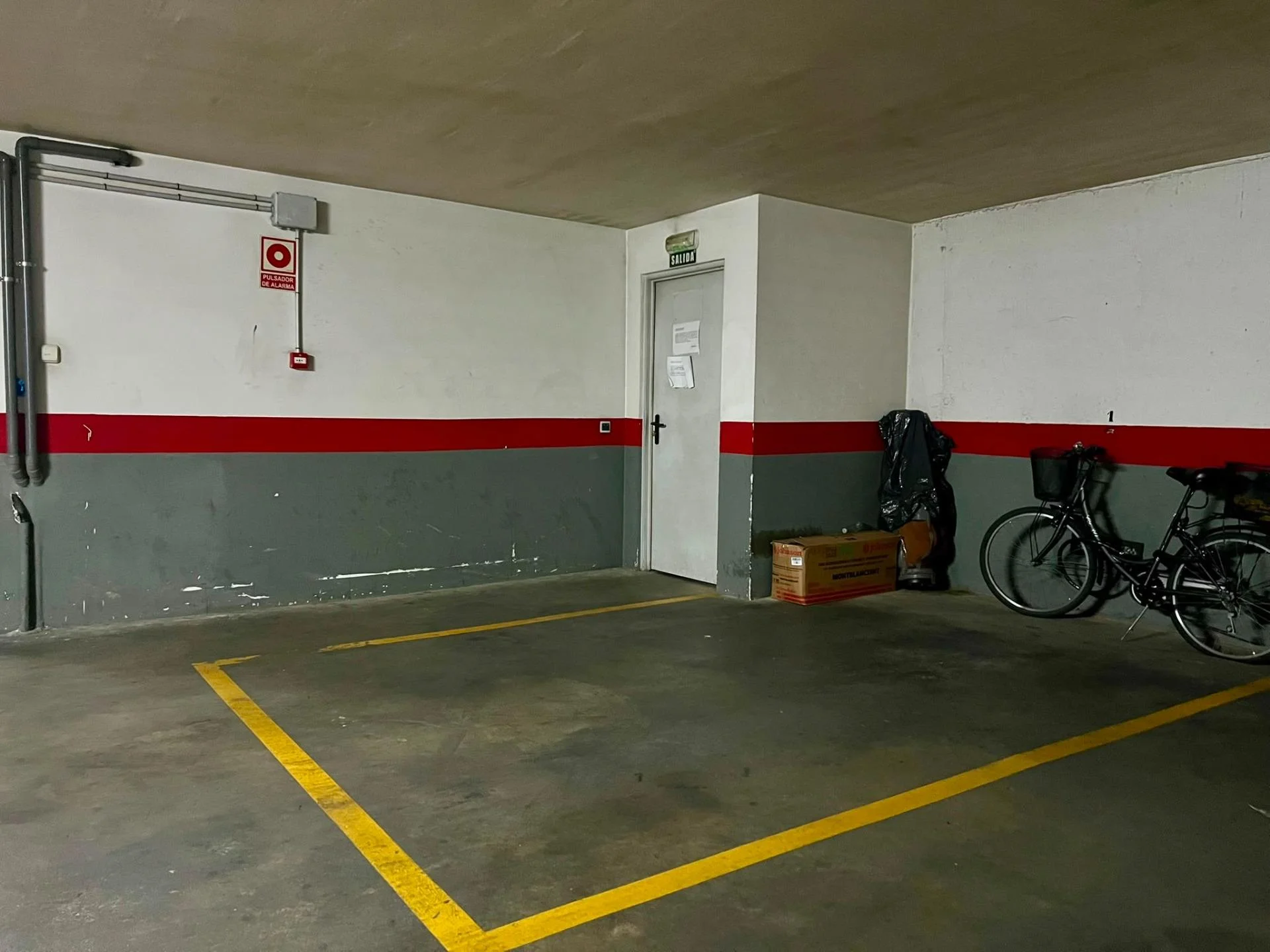Medium-large car garage in Córdoba