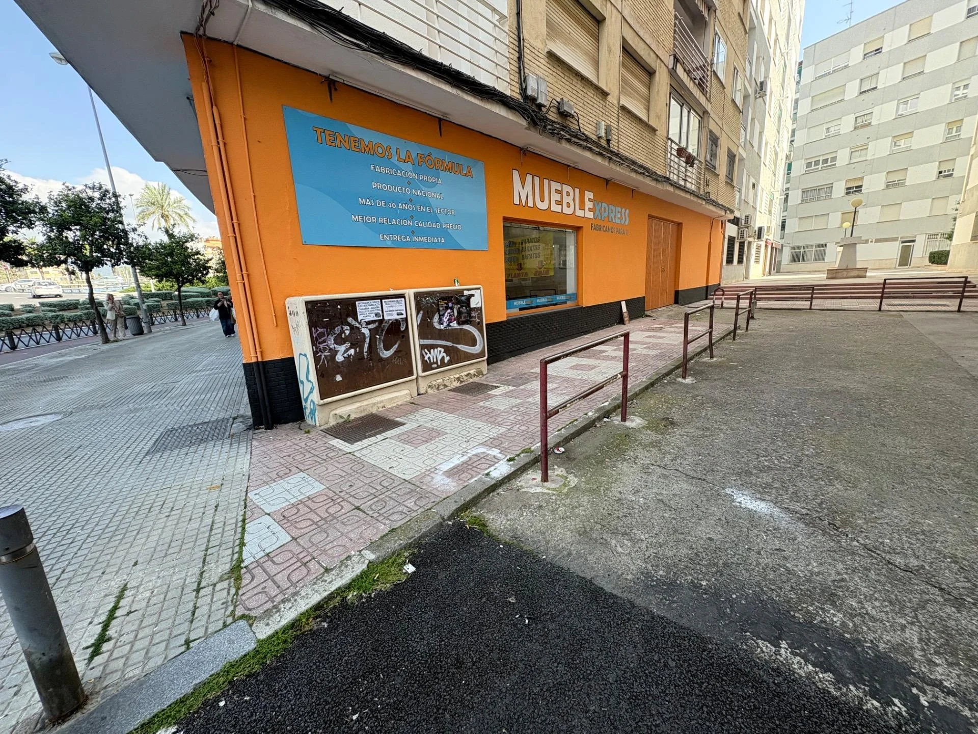 Local comercial en esquina en Medina Azahara