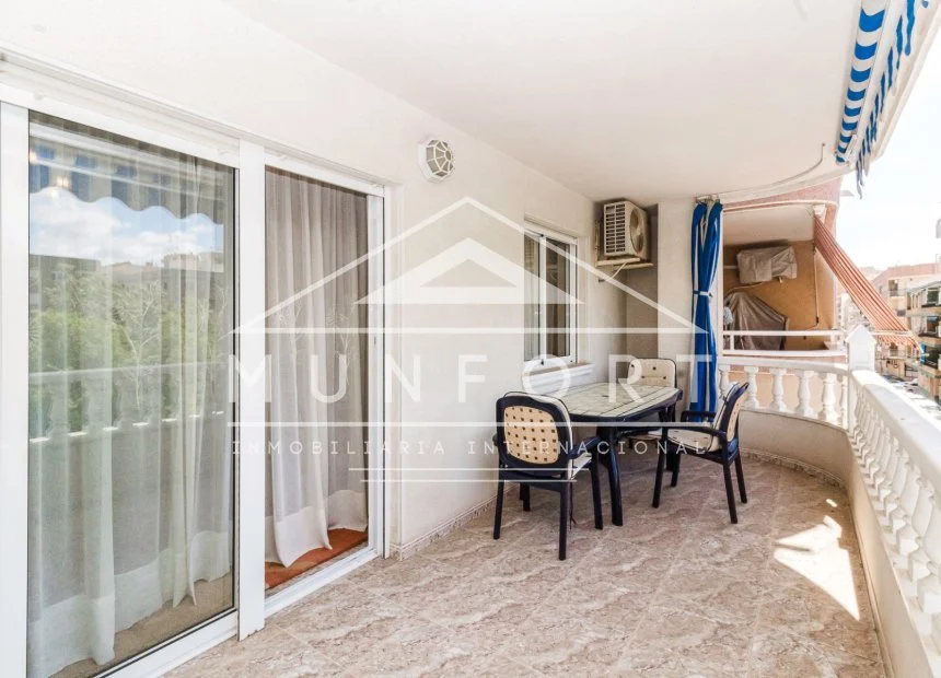 Apartamento costero de dos dormitorios con garaje