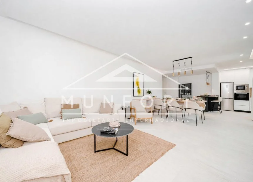 Apartamento en planta baja de tres dormitorios con jardín