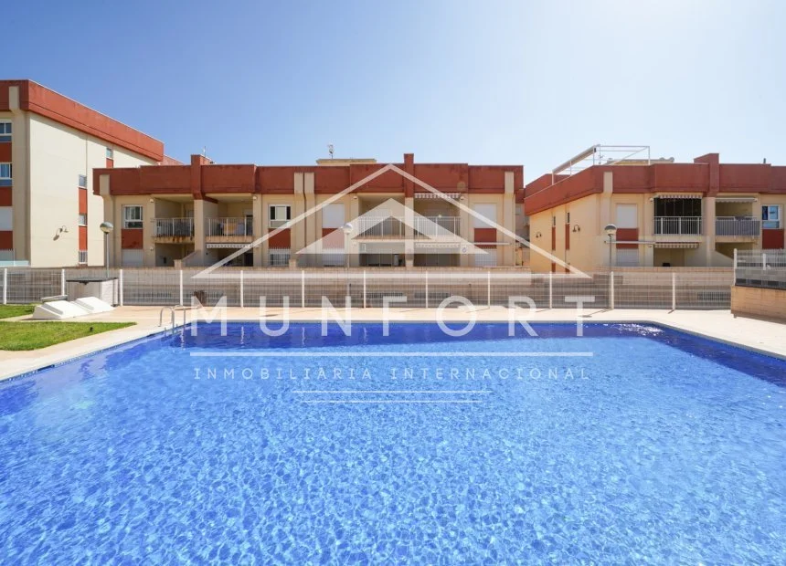 Apartamento nuevo de dos dormitorios con piscina