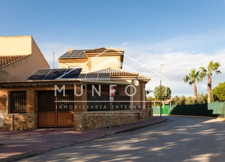 Spacious Torre-Pacheco townhouse, four bedrooms
