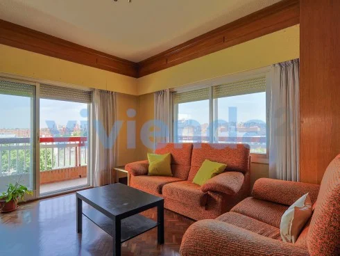 Spacious Madrid flat, 4-bedroom investment