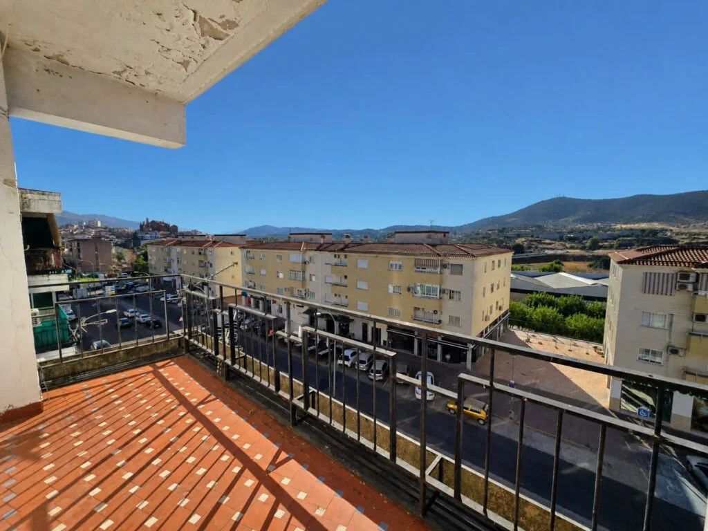Bright four-bedroom flat in Plasencia