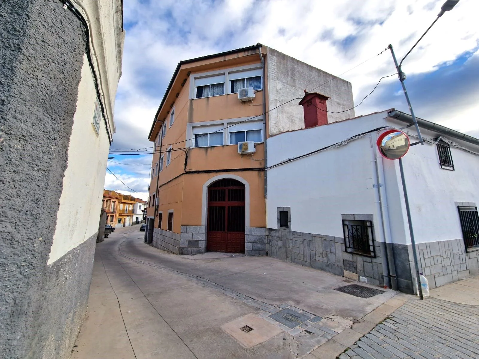Six-bedroom flat near central plaza