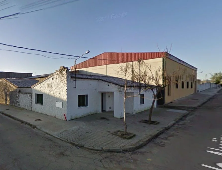Casa rural con construcciones auxiliares