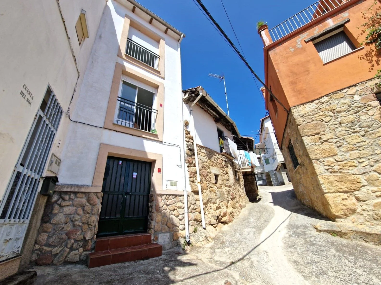 Casa de tres plantas con vistas al valle