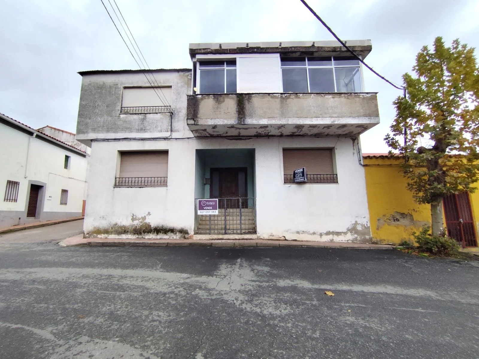 Two-storey Madroñera house, three bedrooms