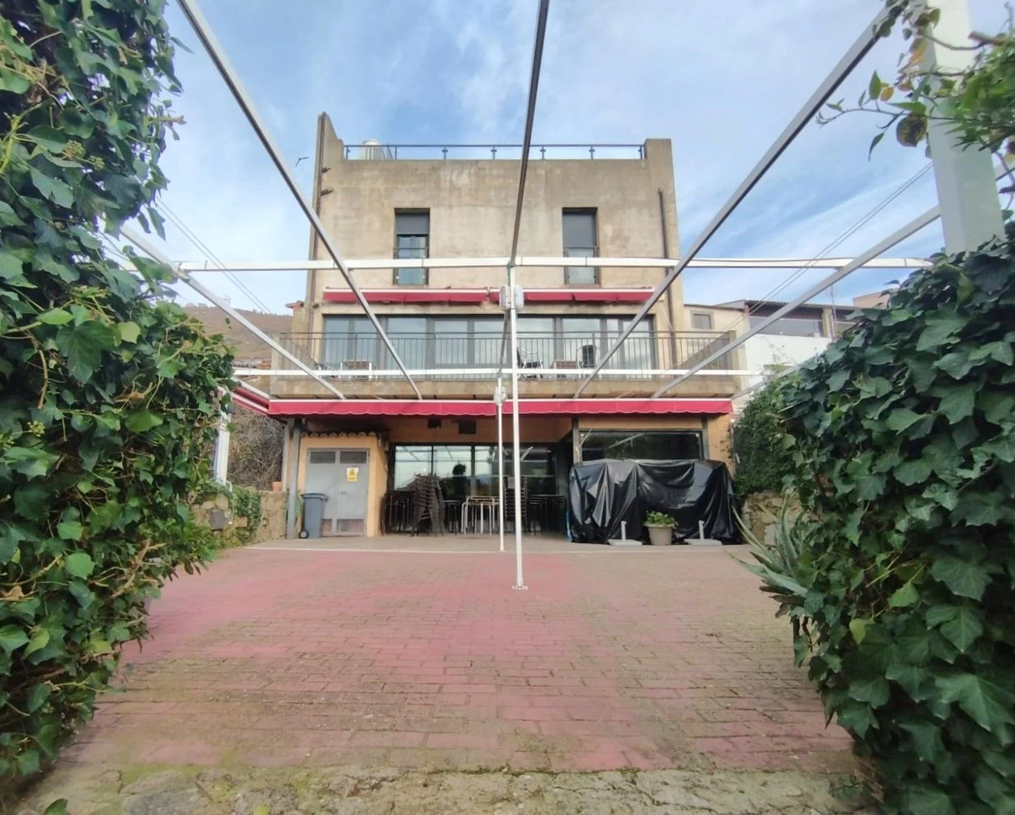 Edificio albergue operativo en El Torno