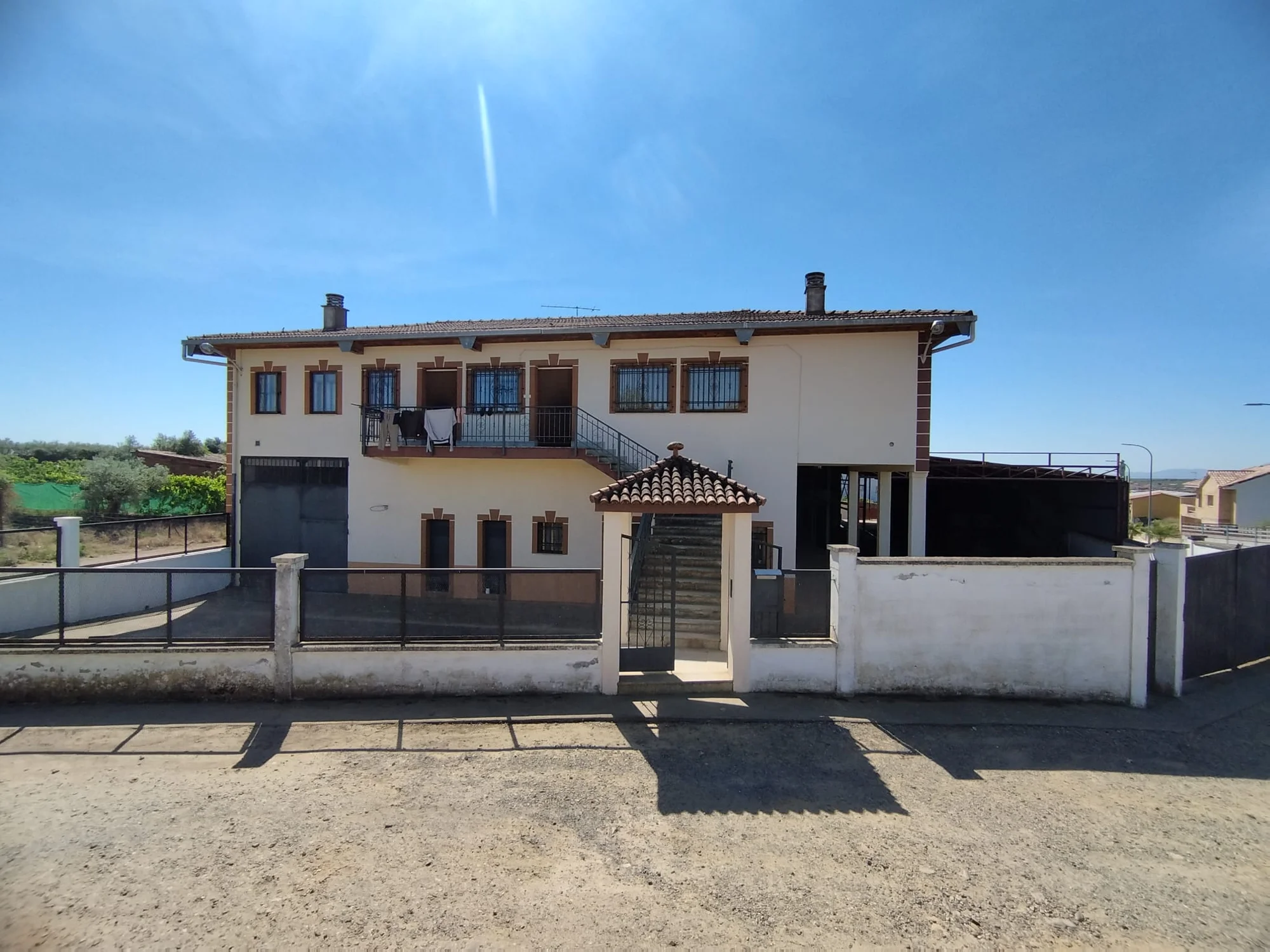 Chalet en Montehermoso con nave industrial